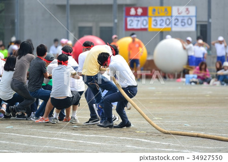 Elementary school athletic meet landscape tug of war 34927550