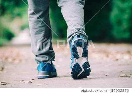 走路的男人的腳 34932273