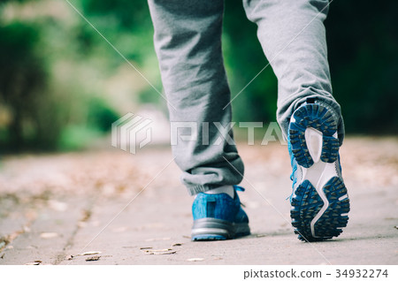 走路的男士運動鞋 34932274