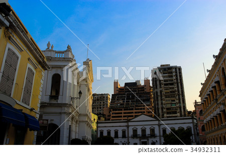 Beauty in congestion Of a building block in Mecca Beauty in congestion Of a building block in Mecca 34932311