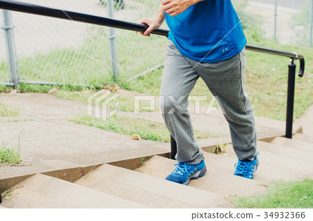 男人的腳走上樓梯 34932366
