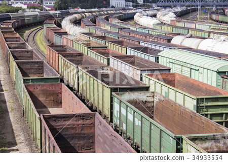 A lot of empty rail cars. 34933554