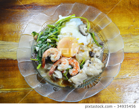 stir fried rice noodle in black soy sauce  34935456