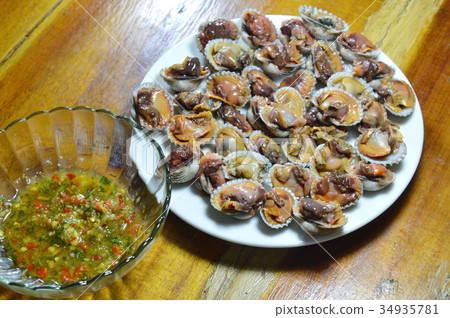 steamed cockle with spicy dipping sauce 34935781