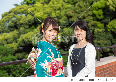 Women and their families wearing kimono Women and their families wearing kimono 34941222
