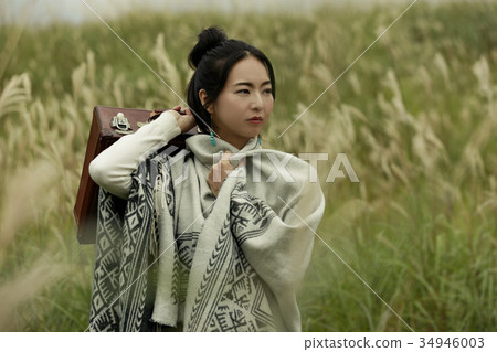 Women Women travel alone travel 34946003