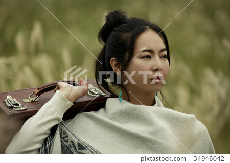 Women Women travel alone travel 34946042