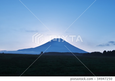 黎明時分黎明富士山(朝霧高原) 黎明時分黎明富士山(朝霧高原) 34947250