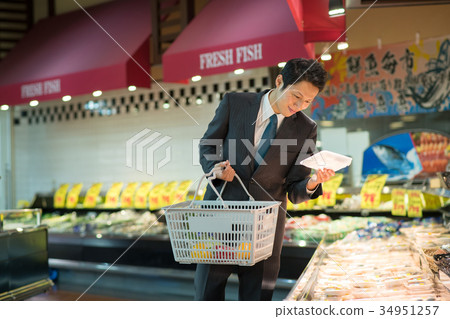 Supermarket shopping male lifestyle image 34951257
