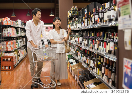 Supermarket couple shopping lifestyle image 34951276