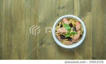 Spaghetti with sausage  and dried peppers 34952538