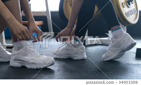 Part cut of young woman getting ready in gym (bokeh in front) 34953309