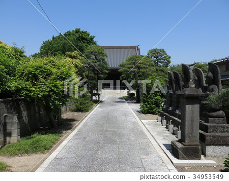 Katsusada-ku Shibata-no-Masatsuin (Hondou and Gochi Nyorai Stone Statues) with fresh greenery 34953549