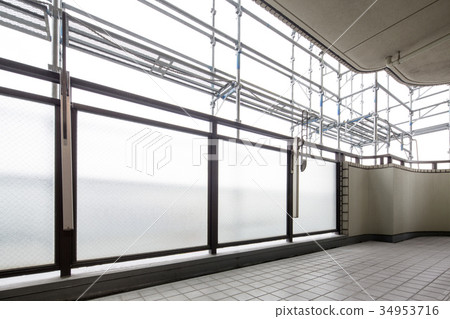 Scaffold of repair work seen from the room 34953716