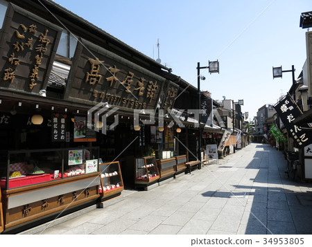 在Shibamata Teshakutenmon前面的購物街 34953805