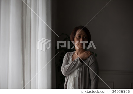 中間女性僵硬的脖子 34956566