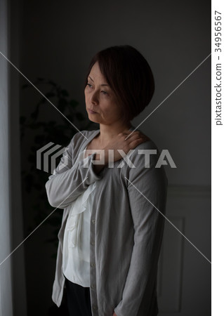 Middle female stiff neck Middle female stiff neck 34956567