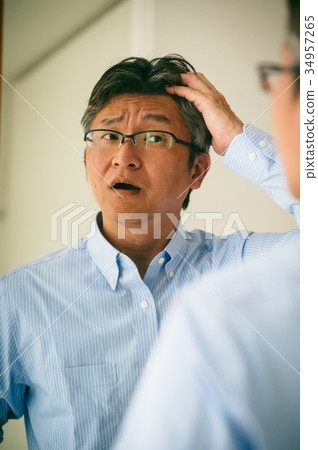 關心脫髮的中年男性 34957265