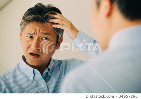 關心脫髮的中年男性 34957266