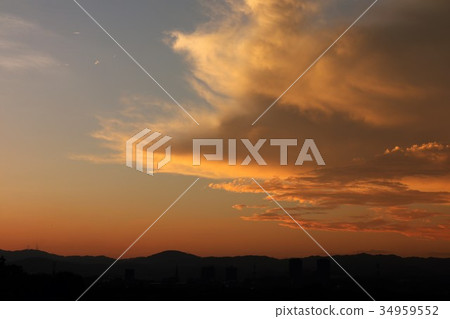 Sunset that colors the sky of autumn: Osaka, Osaka Prefecture Sunset that colors the sky of autumn: Osaka, Osaka Prefecture 34959552