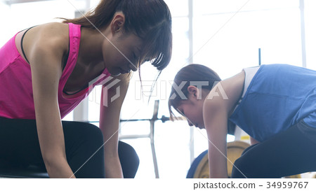 準備在健身房的少婦 34959767