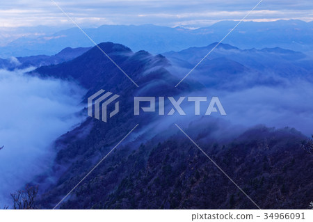 瀑布雲在黎明時穿過大阪山區和大竹山線 瀑布雲在黎明時穿過大阪山區和大竹山線 34966091