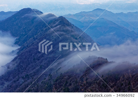 瀑布雲在黎明時穿過大阪山區和大竹山線 瀑布雲在黎明時穿過大阪山區和大竹山線 34966092