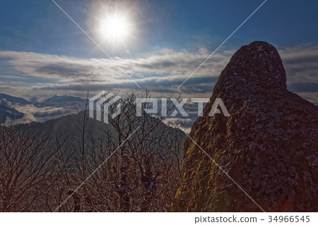 在Mt. Onigatake山頂的Onigaiwa,在早晨太陽 在Mt. Onigatake山頂的Onigaiwa,在早晨太陽 34966545
