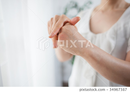 中間的手褶邊 34967387