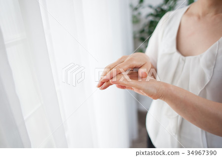 Middle hand ruffled 34967390