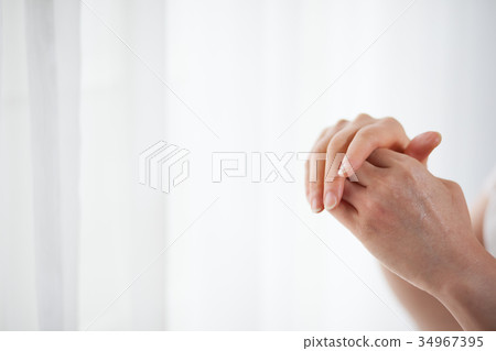 Middle hand ruffled 34967395