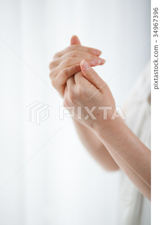 Middle hand ruffled 34967396