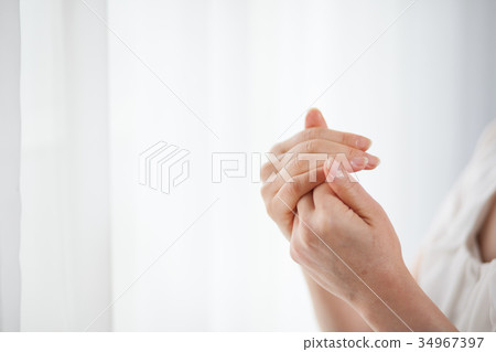 Middle hand ruffled 34967397