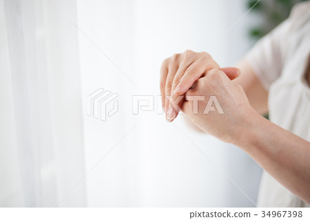 Middle hand ruffled 34967398