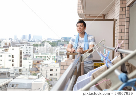 男性陽台啤酒 男性陽台啤酒 34967939