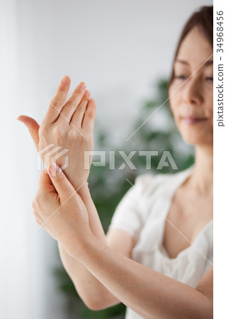 Middle hand ruffled Middle hand ruffled 34968456