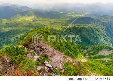 Overlooking Karasugayama and Okudaisen Kyukamura, which are colored in autumn colors! (Kotoura-cho, Tohaku-gun, Tottori Prefecture) *Photographed in the comment section of the work 34968614