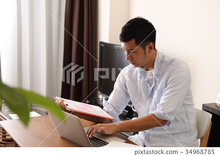 男性在家工作 男性在家工作 34968785