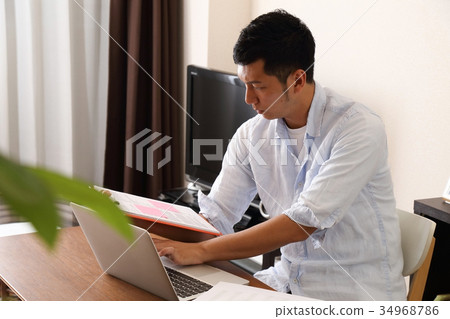 男性在家工作 男性在家工作 34968786