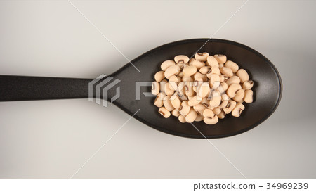 TOP VIEW of white bean in a plastic scoop 34969239