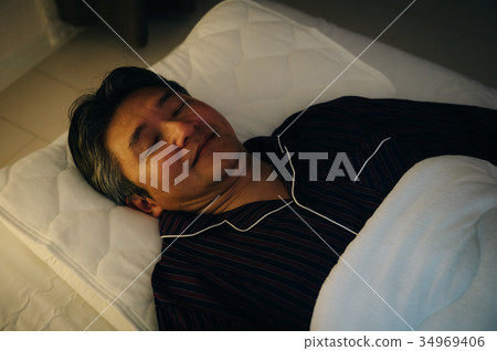 睡覺的中間人 34969406