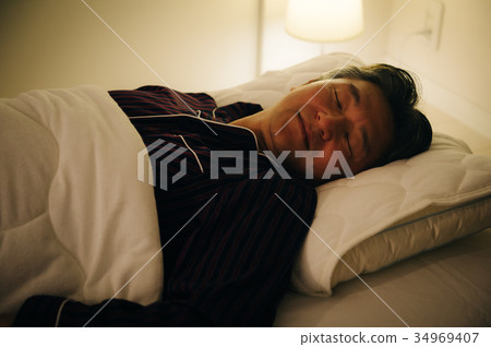 睡覺的中間人 34969407