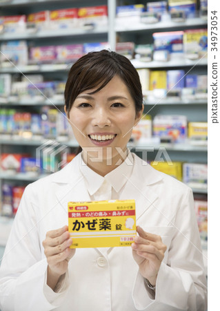 顯示感冒藥的藥劑師在藥房 34973054