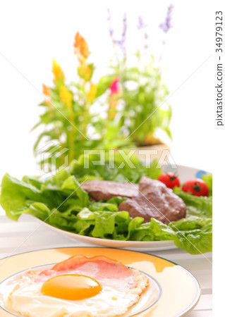 牛排,沙拉和煎蛋 牛排,沙拉和煎蛋 34979123