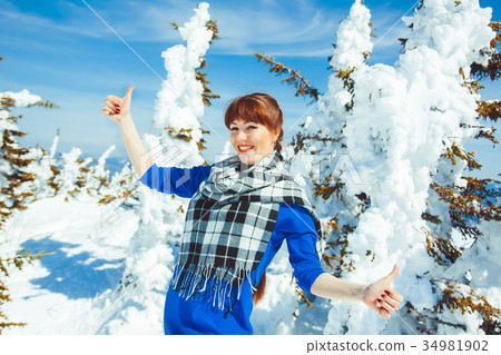 woman in winter shows class 34981902