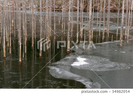 冬天的天然湖泊 34982054