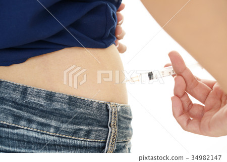 一個女人用注射器 34982147