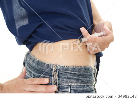 一個女人用注射器 34982148
