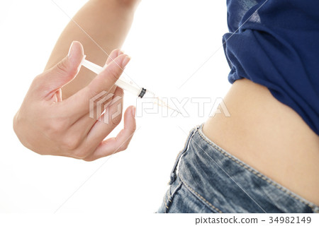 一個女人用注射器 34982149