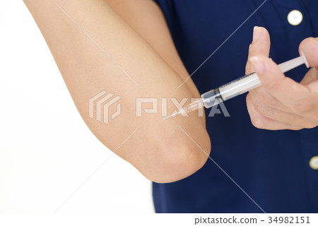 一個女人用注射器 34982151